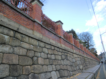 敷地を囲むレンガ塀