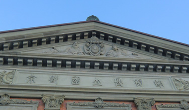 博物館の名前を刻んだレリーフが飾られている三角屋根