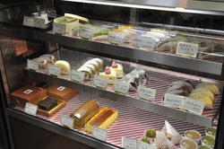 ショーケースには様々なケーキ。抹茶チーズケーキは人気商品です。